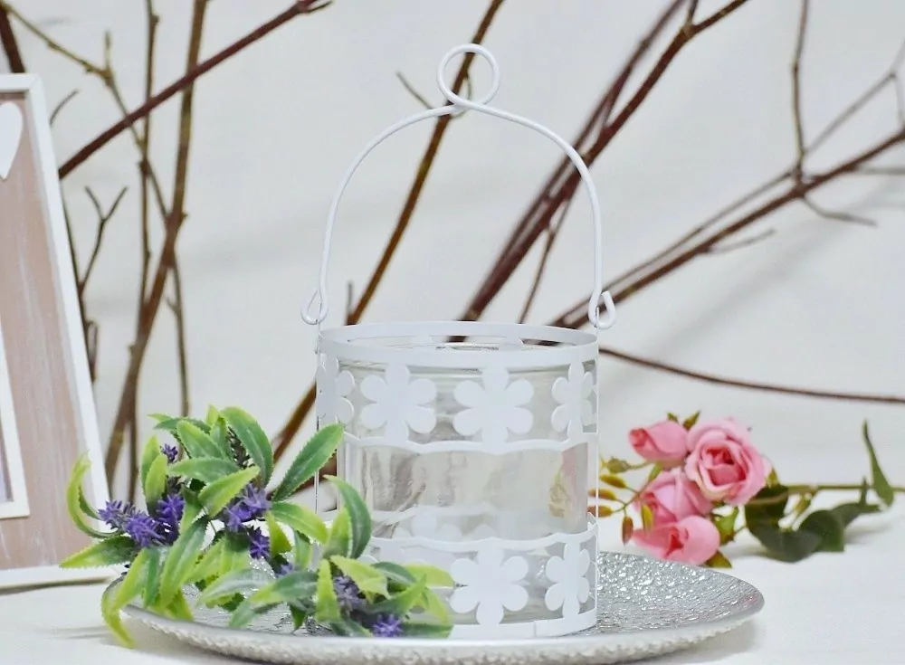 Kovový svícen s květinkami bílý S