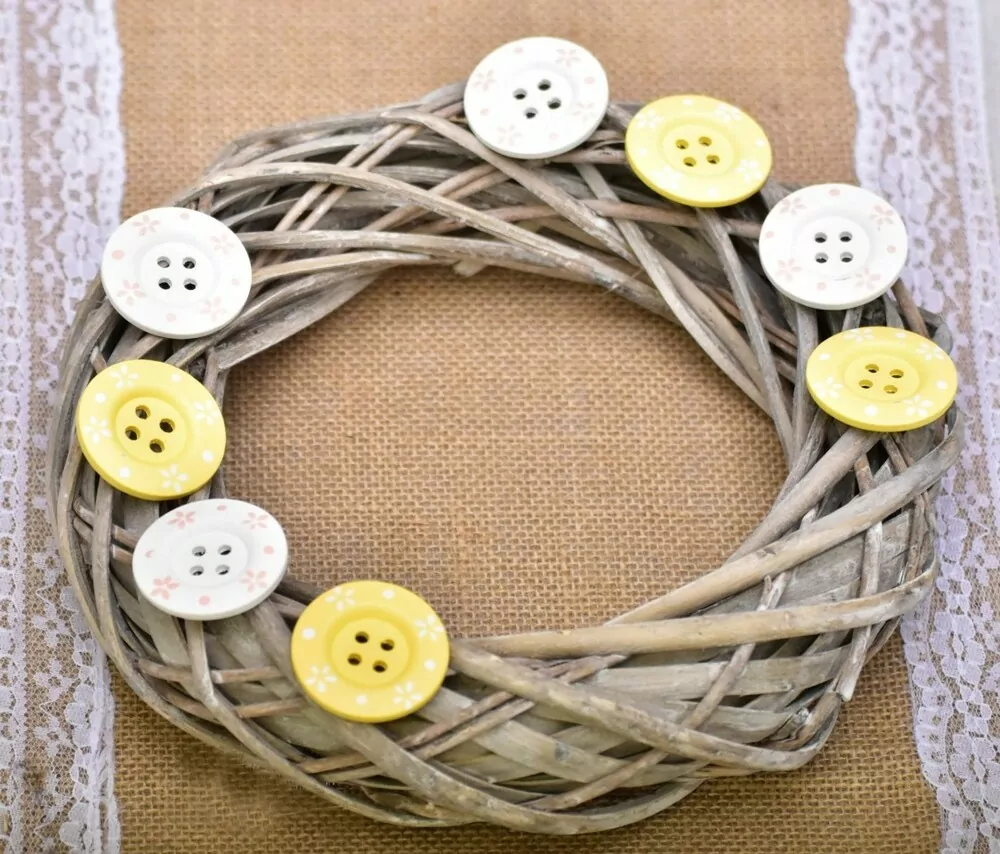 Dřevěné knoflíky žluté, bílé