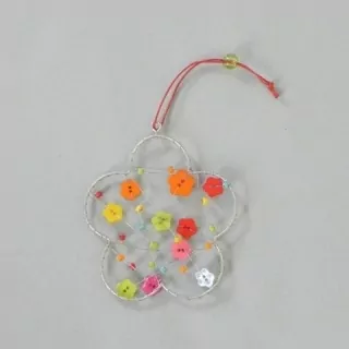 Květinka závěs s knoflíky drát/plast mix