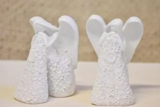 Sedící anděl Flo bílý 12,5 cm, mix druhů