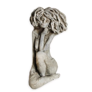  Dívka ve větru beton 24,5cm