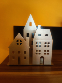 Svícen domek kov 13cm