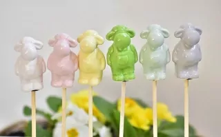 Porcelánový beránek na špejli mix barev